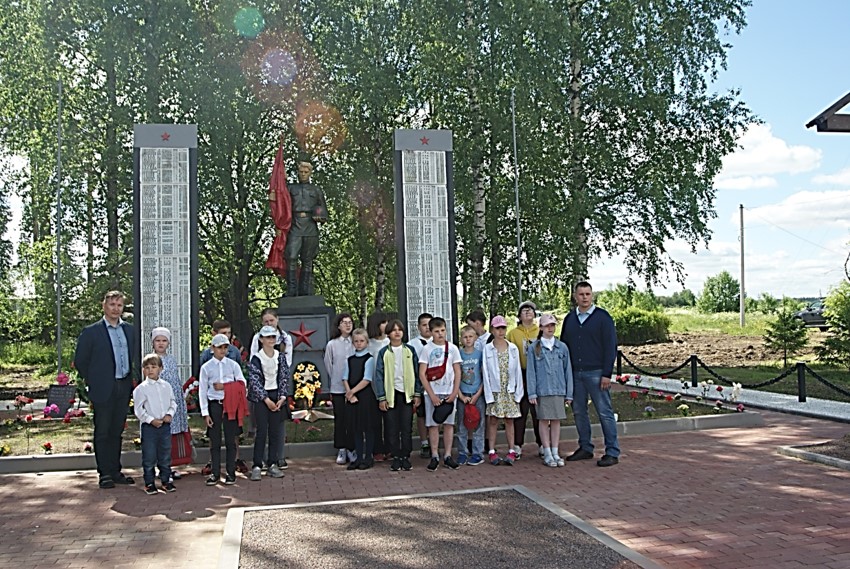 Дети у Мемориала
